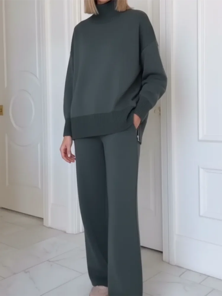 Completo con colletto alto e chiusura a zip, pantaloni dritti