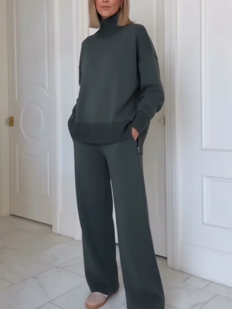 Completo con colletto alto e chiusura a zip, pantaloni dritti