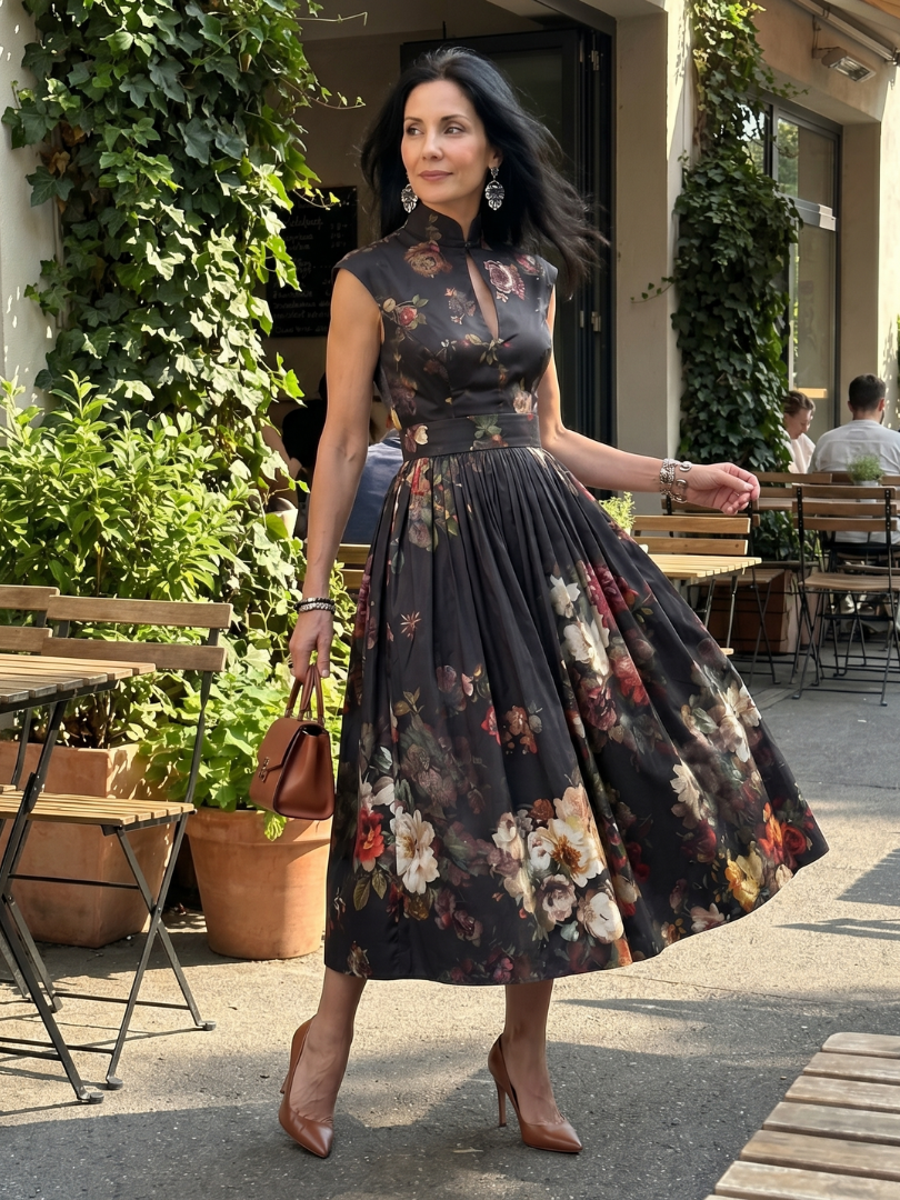 Greta | Abito midi plissettato floreale con collo alto e apertura a goccia