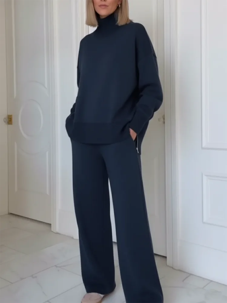 Completo con colletto alto e chiusura a zip, pantaloni dritti