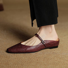 Renata mules Bordeaux indossata