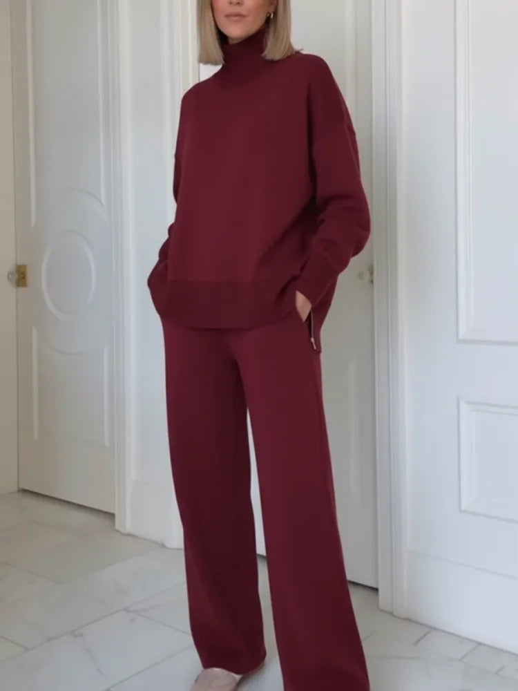 Completo con colletto alto e chiusura a zip, pantaloni dritti