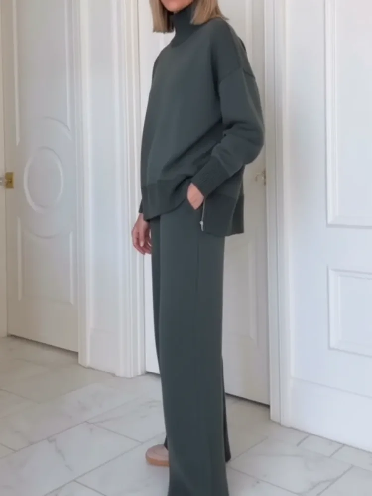 Completo con colletto alto e chiusura a zip, pantaloni dritti